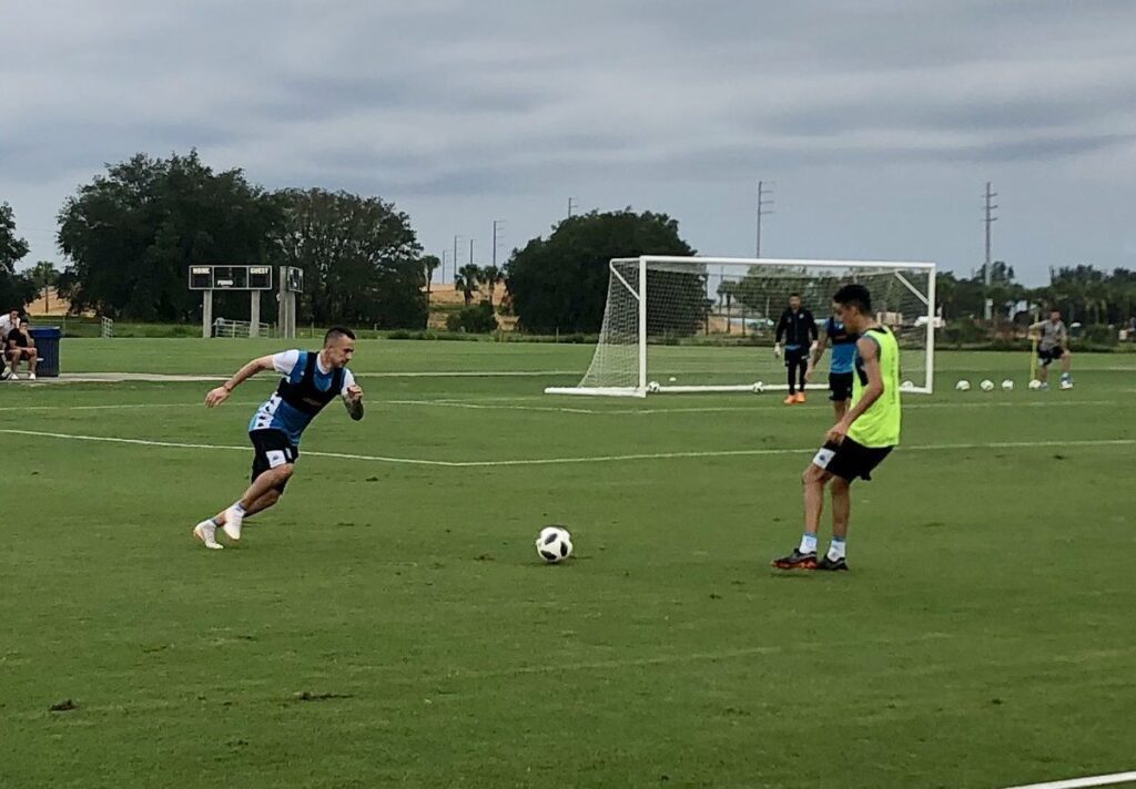 Por tercer día consecutivo, nuevamente hubo doble turno en el entrenamiento de Racing en Orlando. A primera hora de la mañana