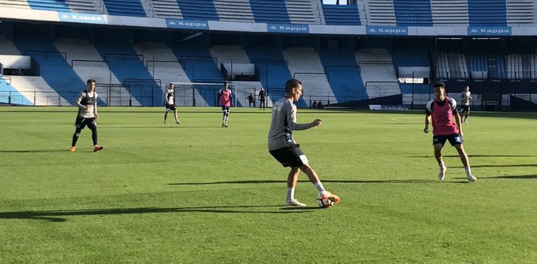 Calentando motores - La Comu de Racing Club - Fútbol en Avellaneda práctica