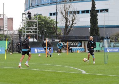 Se asoma el equipo - La Comu de Racing Club - Práctica en Avelllaneda