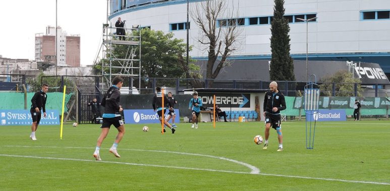 Se asoma el equipo - La Comu de Racing Club - Práctica en Avelllaneda