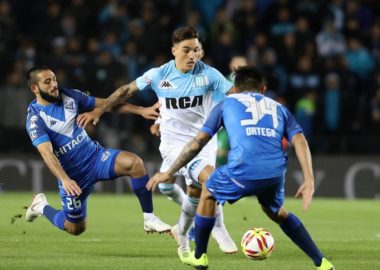 Figura: Lateral de las dos bandas - La Comu de Racing Club - Saravia