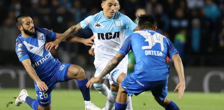 Figura: Lateral de las dos bandas - La Comu de Racing Club - Saravia