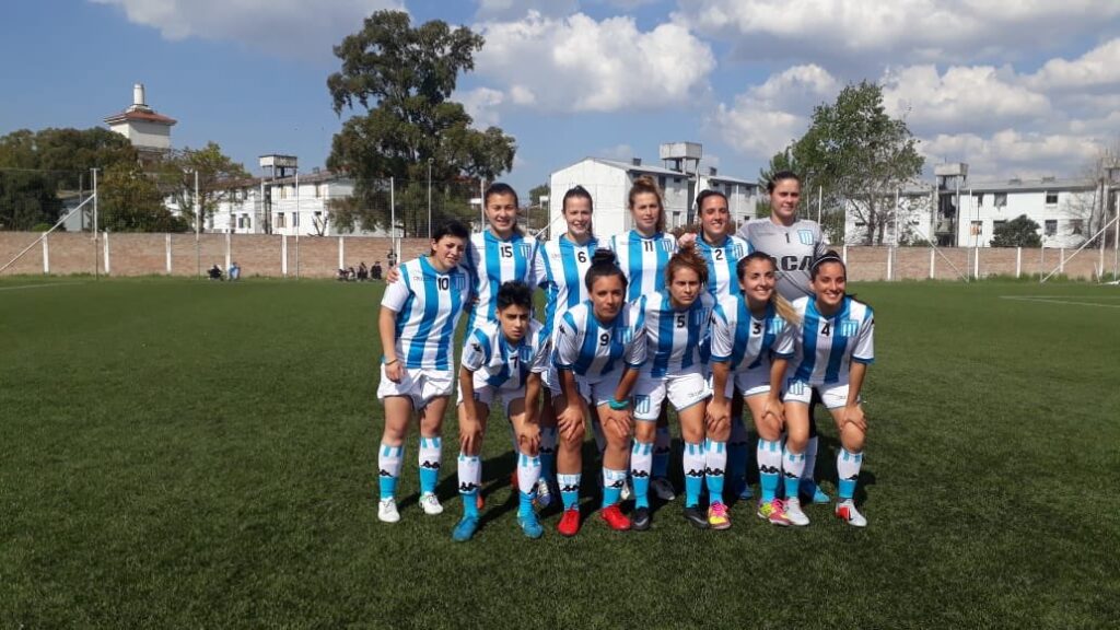 Firmes en la punta - La Comu de Racing Club - El fútbol femenino invicto