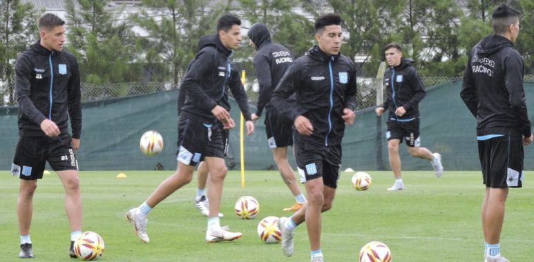 Tareas tácticas en el Predio Tita - La Comu de Racing Club