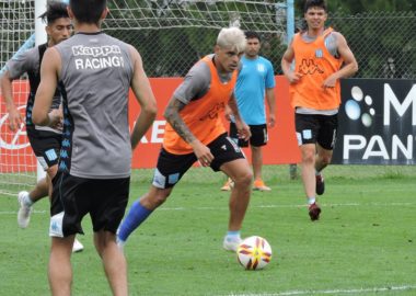 Va recuperando fichas - La Comu de Racing Club - Práctica en el Predio