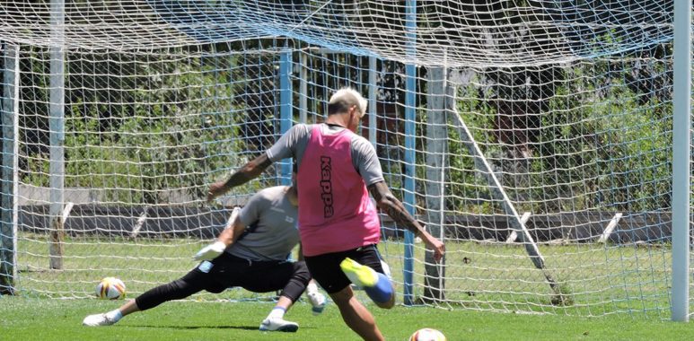 La pelota como aliado - La Comu de Racing Club - Práctica en el Predio