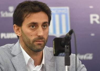 Diego Milito Diego Milito, cabeza de la Secretaría Técnica de Racing, salió a hablar sobre la noticia de que Ricardo Centurión fue desafectado del plantel profesional y lo mandaron a entrenar con la reserva: “Hay veces que hay que tomar alguna determinación porque el club está por encima de cualquier nombre”, dijo el Príncipe. Luego de la derrota 2-0 ante River, donde los dirigidos por Eduardo Coudet no estuvieron a la altura de las circunstancias, el Mundo Racing entró en jaque. Sucede que en medio del partido, Ricardo Centurión discutió con el Chacho al momento de entrar a la cancha, negándose a saltar al campo de juego debido al contexto adverso en el que se disputa el encuentro. Luego de esto, el club notificó que el volante será desafectado del plantel profesional y el ex Boca se entrenará con la Reserva. En base a esto, Diego Milito, mánager de la Academia, habló ante los medios sobre dicha situación. “El gesto de Centurión ha sido evidente y tanto el técnico, como la dirigencia, están de acuerdo con la decisión de bajarlo a Reserva”, dijo Diego Milito en rueda de prensa ante los medios presentes en la sala de conferencias de prensa del Cilindro de Avellaneda por el caso de Ricardo Centurión tras lo ocurrido en el partido ante River donde se negó a entrar y discutió con Coudet. Luego, agregó: “Se verá más adelante por cuanto tiempo se tomará esta decisión. Se hablará y evaluará, pero hoy es así”. Por otro lado, el Príncipe hizo mención a la confianza que depositaron todos en él al momento de repatriarlo y comentó: “Lo hemos traído, hemos confiado siempre en él y hay veces que hay que tomar alguna determinación porque el club está por encima de cualquier nombre y él tiene que aprender de estos errores de una vez por todas”. Además, sostuvo: “Hay ciertos límites que uno no puede cruzar, creo que Centurión tiene que entender eso. Tiene que aprender de estos errores de una vez por todas”. También, Milito contó que habló con el volante y contó: “Sé que está arrepentido porque sé la clase de chico que es, pero tiene que aprender de estos errores. Hablé con él y estaba caído por la situación, pero tendrá que reflexionar y esperamos que más adelante lo podamos resolver”, y en cuanto a otras medidas que se puedan tomar, agregó: “La comisión directiva está evaluando si también habrá una sanción económica”. Si bien pareciera que este conflicto interno le puede generar problemas a futuro por consumar el objetivo pactado, el ídolo de la Academia fue claro y aclaró: “Pareciera que no, pero estamos tranquilos más allá de este caso puntual porque estamos punteros, seguimos dependiendo de sí mismos y eso es una fortuna. El grupo está muy fuerte y convencido de lo que quiere, eso es importante. Todos estamos alineados y enfocados en el objetivo” Luego, cerró: “Esto no desenfoca para nada del objetivo principal. Quedan siete finales y esto será así, partido a partido como venimos hasta ahora”.