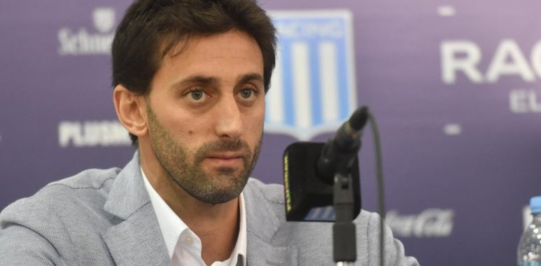 Diego Milito Diego Milito, cabeza de la Secretaría Técnica de Racing, salió a hablar sobre la noticia de que Ricardo Centurión fue desafectado del plantel profesional y lo mandaron a entrenar con la reserva: “Hay veces que hay que tomar alguna determinación porque el club está por encima de cualquier nombre”, dijo el Príncipe. Luego de la derrota 2-0 ante River, donde los dirigidos por Eduardo Coudet no estuvieron a la altura de las circunstancias, el Mundo Racing entró en jaque. Sucede que en medio del partido, Ricardo Centurión discutió con el Chacho al momento de entrar a la cancha, negándose a saltar al campo de juego debido al contexto adverso en el que se disputa el encuentro. Luego de esto, el club notificó que el volante será desafectado del plantel profesional y el ex Boca se entrenará con la Reserva. En base a esto, Diego Milito, mánager de la Academia, habló ante los medios sobre dicha situación. “El gesto de Centurión ha sido evidente y tanto el técnico, como la dirigencia, están de acuerdo con la decisión de bajarlo a Reserva”, dijo Diego Milito en rueda de prensa ante los medios presentes en la sala de conferencias de prensa del Cilindro de Avellaneda por el caso de Ricardo Centurión tras lo ocurrido en el partido ante River donde se negó a entrar y discutió con Coudet. Luego, agregó: “Se verá más adelante por cuanto tiempo se tomará esta decisión. Se hablará y evaluará, pero hoy es así”. Por otro lado, el Príncipe hizo mención a la confianza que depositaron todos en él al momento de repatriarlo y comentó: “Lo hemos traído, hemos confiado siempre en él y hay veces que hay que tomar alguna determinación porque el club está por encima de cualquier nombre y él tiene que aprender de estos errores de una vez por todas”. Además, sostuvo: “Hay ciertos límites que uno no puede cruzar, creo que Centurión tiene que entender eso. Tiene que aprender de estos errores de una vez por todas”. También, Milito contó que habló con el volante y contó: “Sé que está arrepentido porque sé la clase de chico que es, pero tiene que aprender de estos errores. Hablé con él y estaba caído por la situación, pero tendrá que reflexionar y esperamos que más adelante lo podamos resolver”, y en cuanto a otras medidas que se puedan tomar, agregó: “La comisión directiva está evaluando si también habrá una sanción económica”. Si bien pareciera que este conflicto interno le puede generar problemas a futuro por consumar el objetivo pactado, el ídolo de la Academia fue claro y aclaró: “Pareciera que no, pero estamos tranquilos más allá de este caso puntual porque estamos punteros, seguimos dependiendo de sí mismos y eso es una fortuna. El grupo está muy fuerte y convencido de lo que quiere, eso es importante. Todos estamos alineados y enfocados en el objetivo” Luego, cerró: “Esto no desenfoca para nada del objetivo principal. Quedan siete finales y esto será así, partido a partido como venimos hasta ahora”.