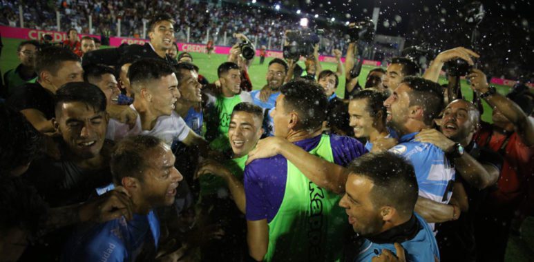 “Muchachos, traigan vino EL CAMPEON ES LA ACADE!!!”