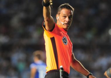 El arbitro para recibir a Arsenal