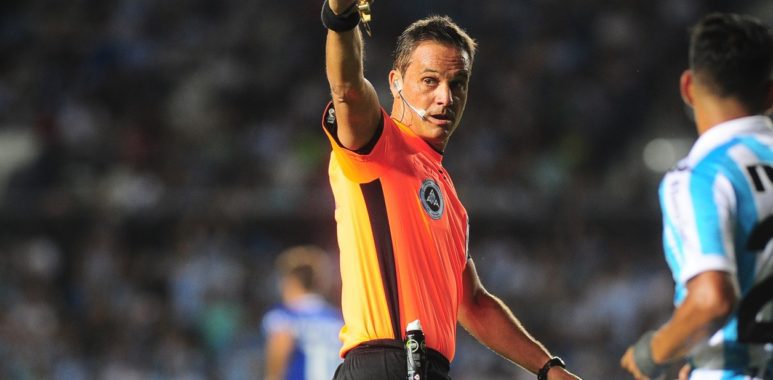 El arbitro para recibir a Arsenal