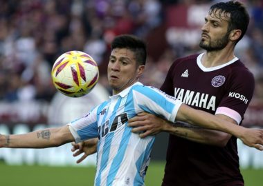 Racing termina su semestre en la Superliga con una dura visita a la Fortaleza. Con el Trofeo de Campeones aún por jugar y muchas dudas en el rendimiento y resultados, los dirigidos por Coudet intentarán vencer en el Sur para ser líder momentáneo. Dirige Darío Herrera a partir de las 21.45.