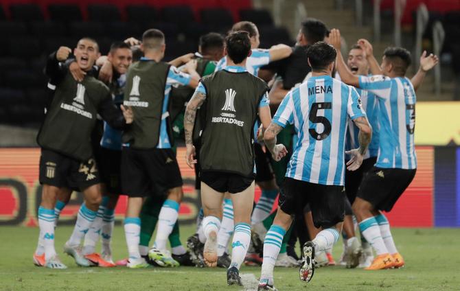 Racing ganó el “partido de los penales” y pasó a cuartos