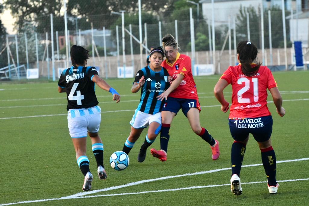 El fútbol femenino arrancó con un tropiezo