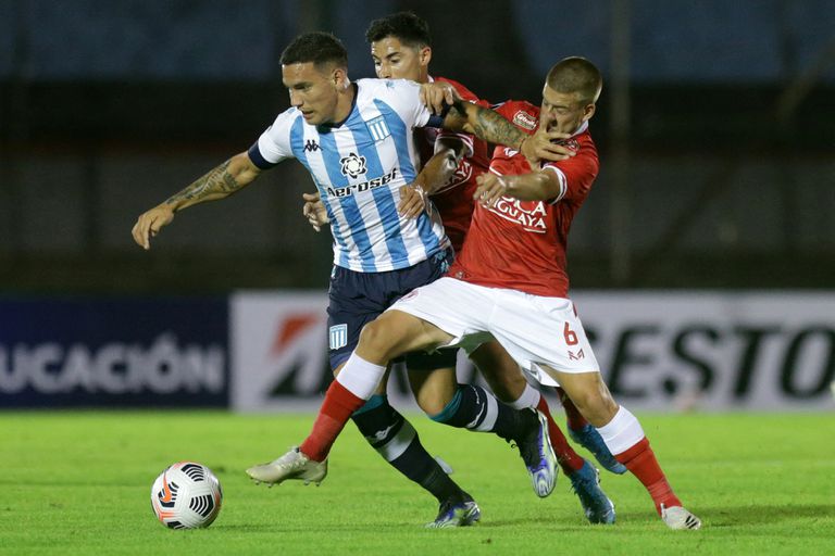 Racing salvó la ropa en el final