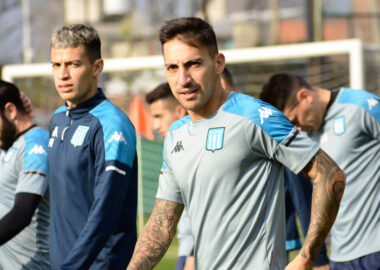 Racing se entrena y los refuerzos no llegan