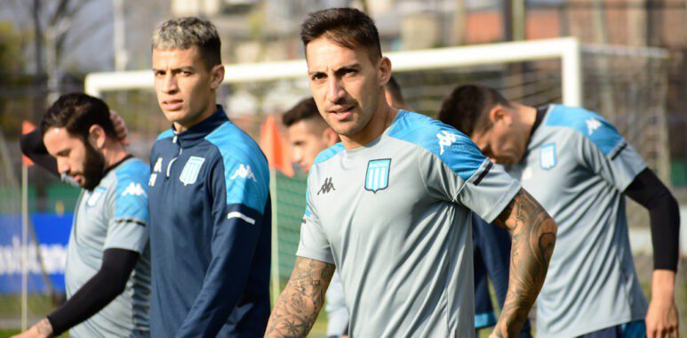 Racing se entrena y los refuerzos no llegan