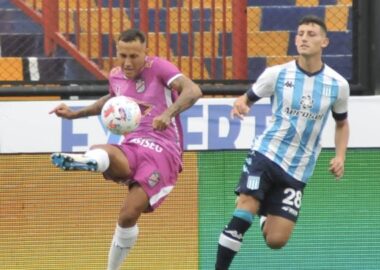 Racing visita a Arsenal para seguir arriba