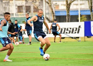 Gago hizo fútbol en Racing con un llamativo once