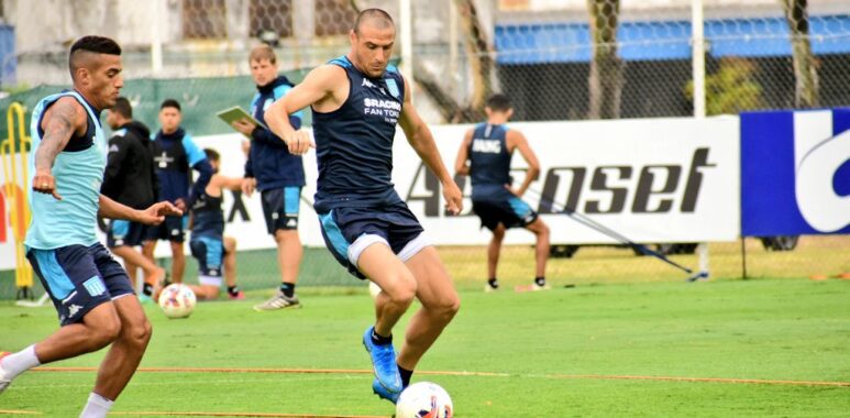 Gago hizo fútbol en Racing con un llamativo once