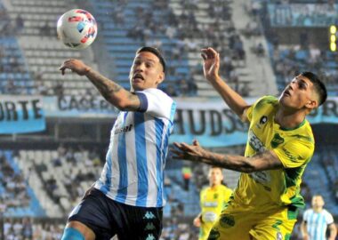 Racing visita a Defensa en busca de su primer triunfo