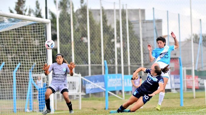 Racing goleó en casa