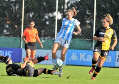 Racing goleó a Comunicaciones y escaló a lo más alto