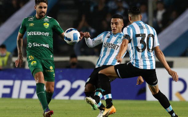 UNO X UNO: Racing se hizo fuerte en Brasil