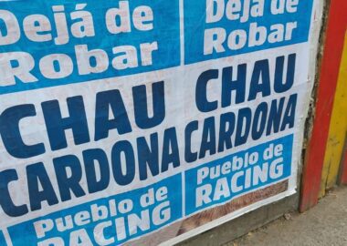 Los llamativos carteles contra Cardona