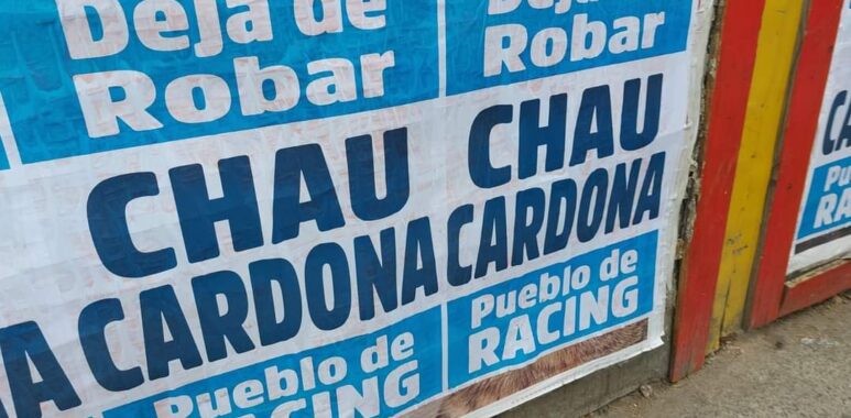 Los llamativos carteles contra Cardona