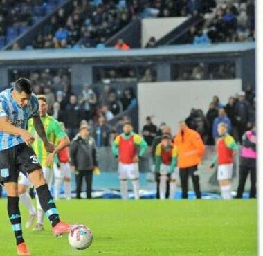 Un triunfo para festejar y una despedida para lamentar Racing