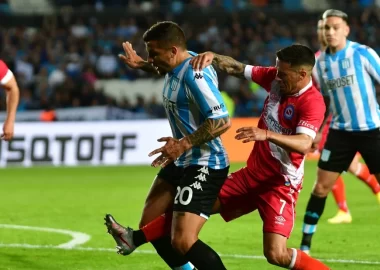 Racing le ganó a Argentinos sobre el final