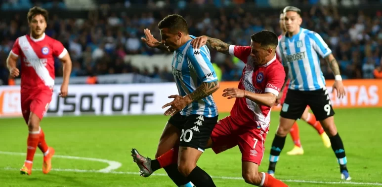 Racing le ganó a Argentinos sobre el final