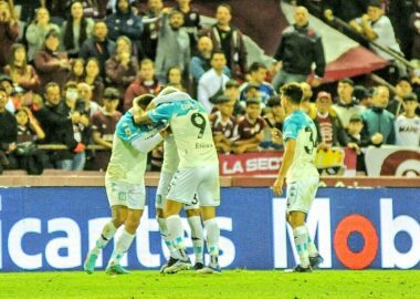 Racing derrotó a Lanús y se subió a la punta