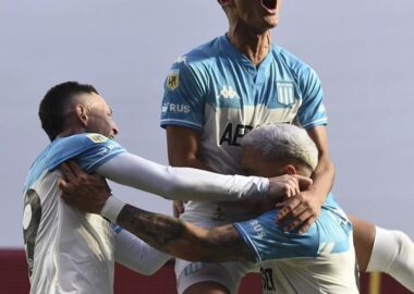 Racing venció a Colón y sigue prendido en la pelea