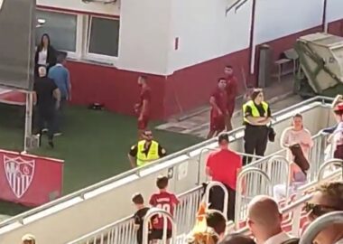 Hinchas increparon al Huevo Acuña en Sevilla