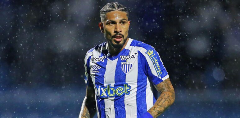 Paolo Guerrero cerca de Racing