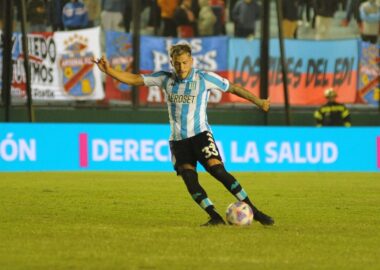 Racing goleó en Sarandí con dos golazos de Tiro Libre