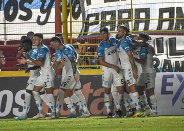 Racing dio vuelta un partido complicado y avanzó de ronda