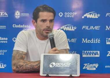 Gago: "Hay que mejorar muchas canchas en Argentina"