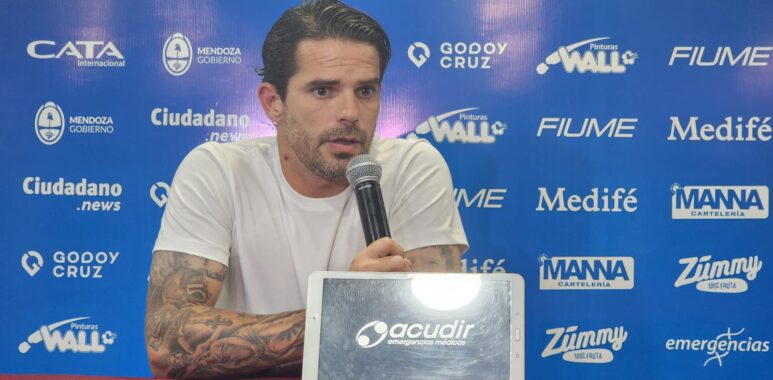 Gago: "Hay que mejorar muchas canchas en Argentina"