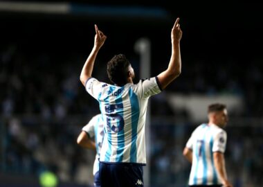 UNO X UNO: A Racing lo salvó un jugador del rival