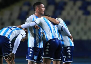 Racing comenzó la copa con una victoria en Chile