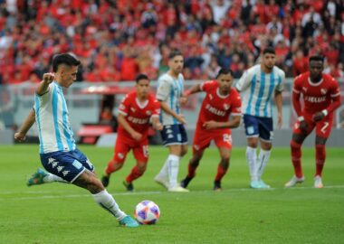 Racing empató el clásico pero sigue generando dudas