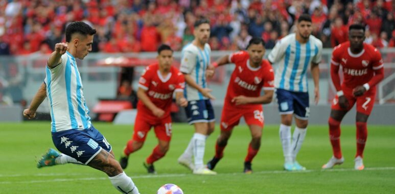 Racing empató el clásico pero sigue generando dudas