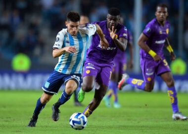 Racing busca asegurar el pase a octavos de final