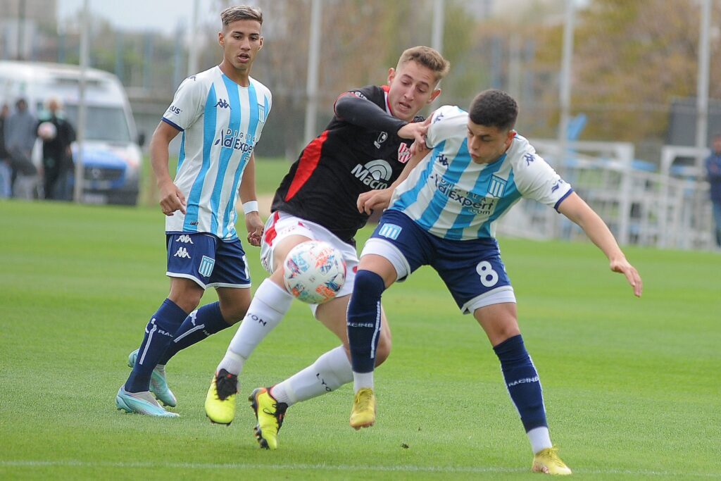 Racing senior goleó a Talleres de Remedios de Escalada