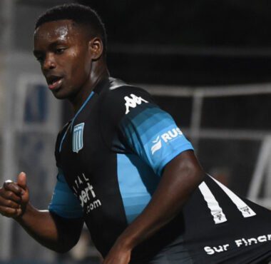 La Figura de Racing: Johan Carbonero imparable