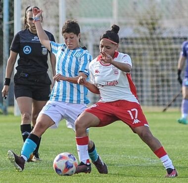 Racing goleó y sigue escolta