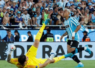 Milito y Saja pelean por Roger Martínez